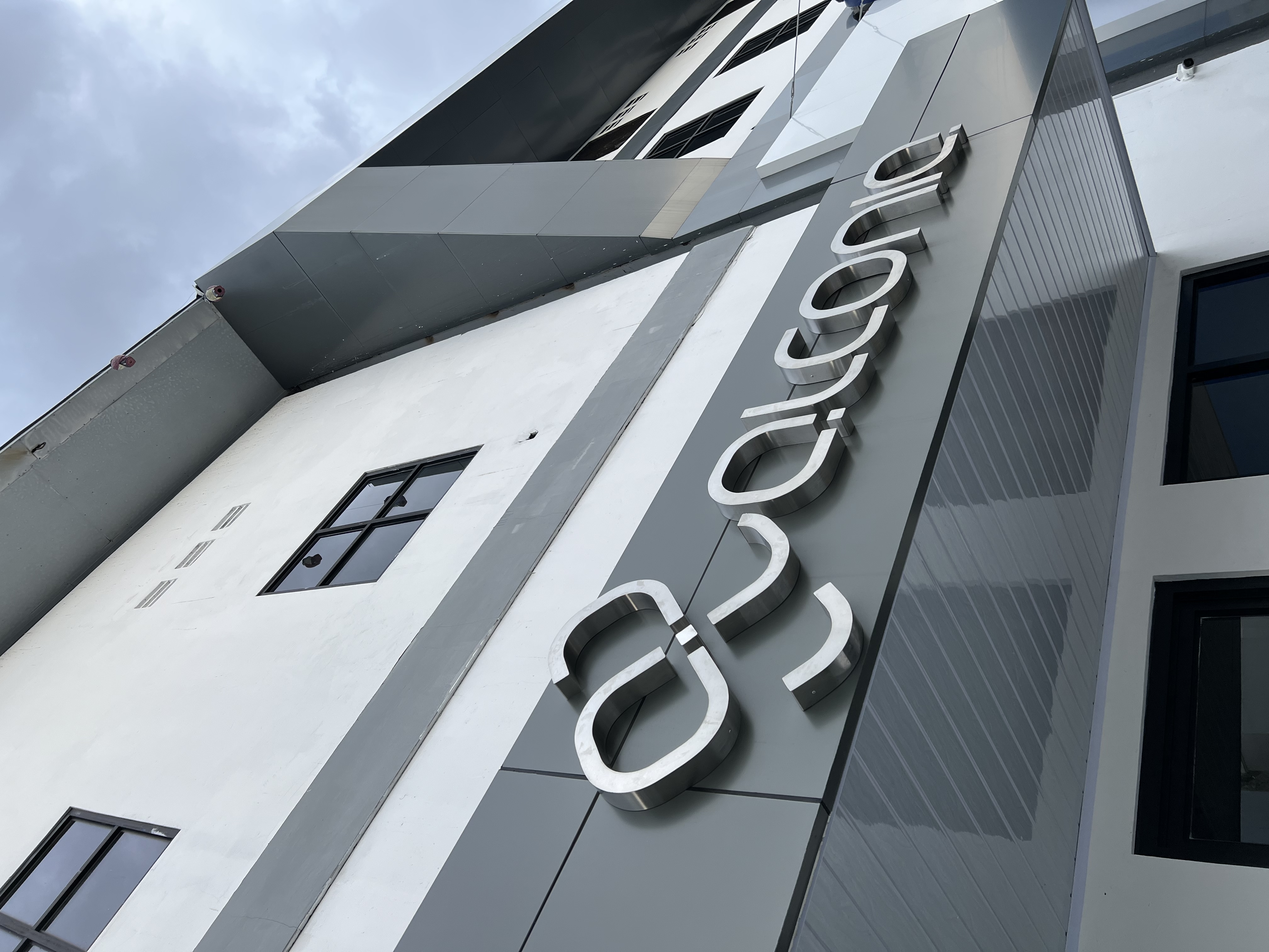 Fachada de las instalaciones con el logotipo de Alconia