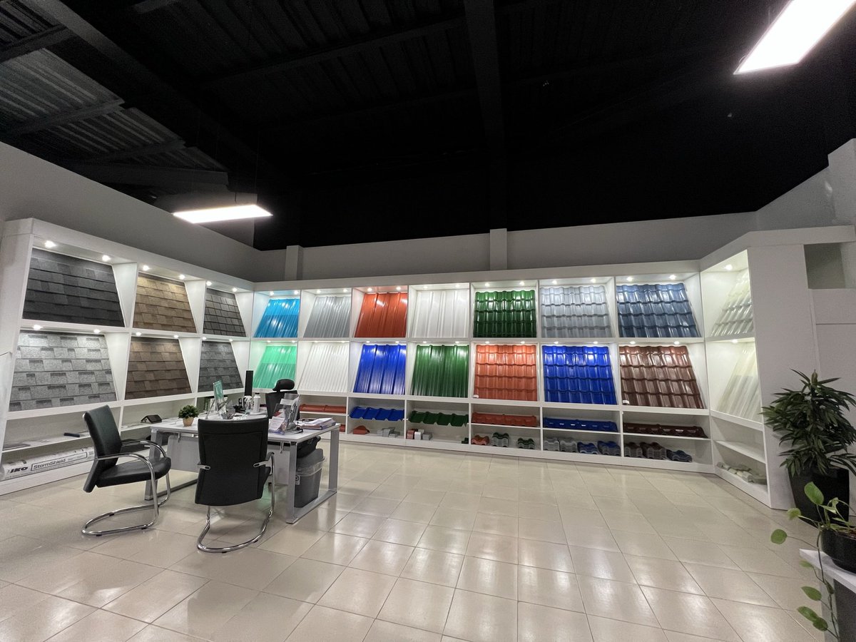 Sala de exhibición de Alconia con muestras de tejas y perfiles para techos