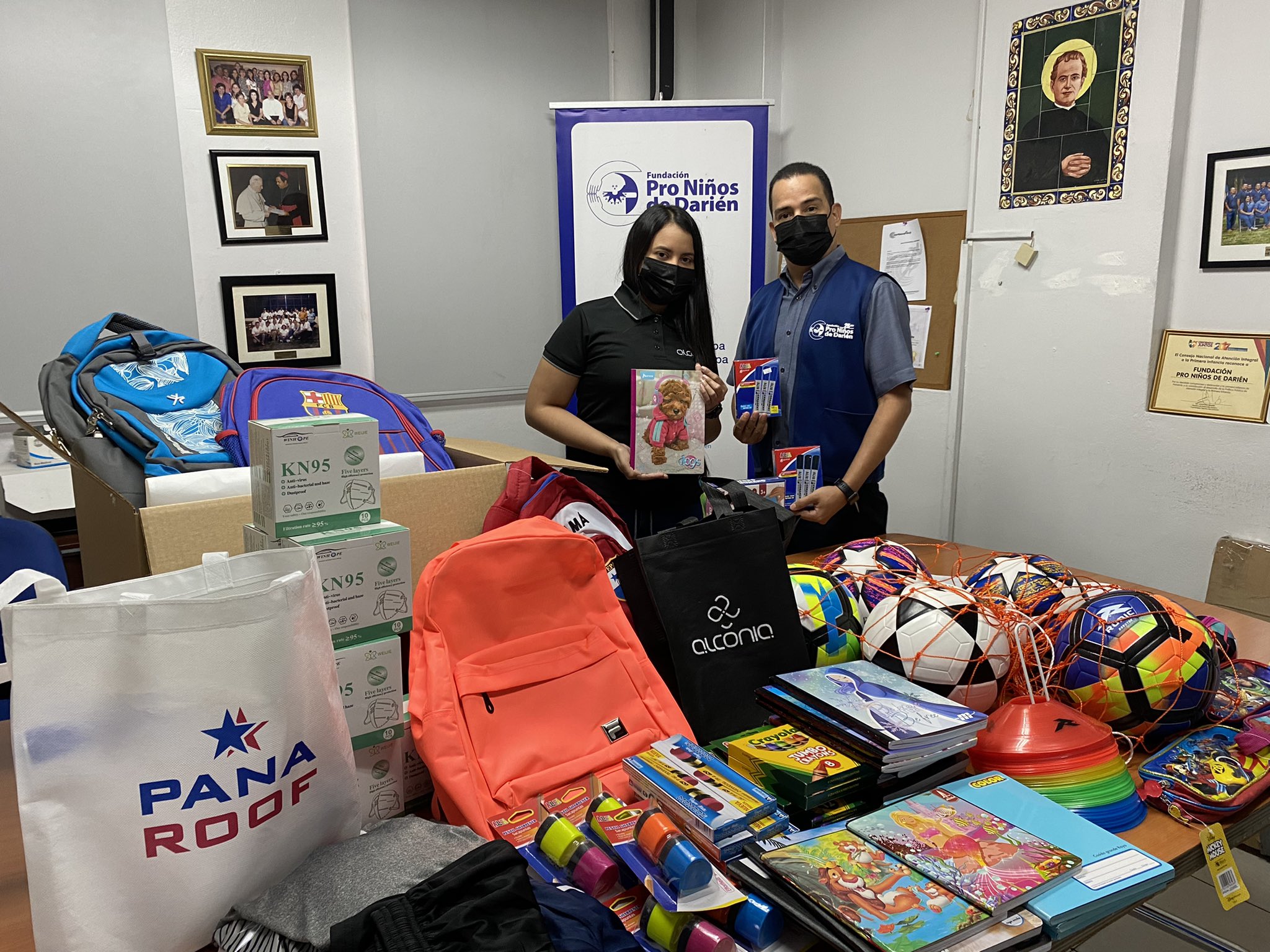 Entrega de útiles escolares y deportivos a Fundación Pro Niños de Darién