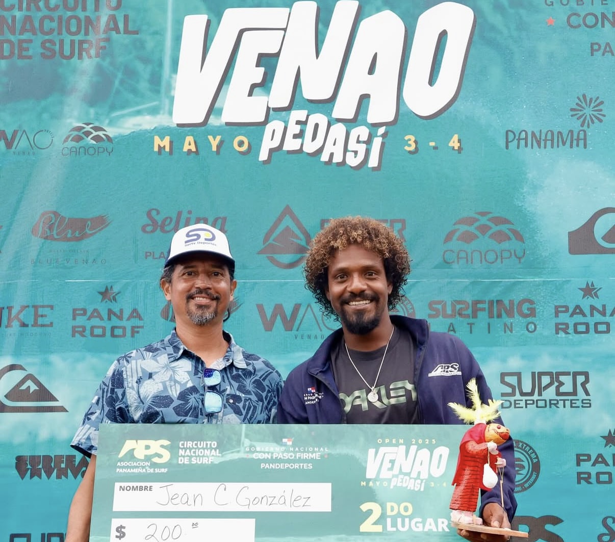 Premiación del Circuito Nacional de Surf con presencia de Pana Roof